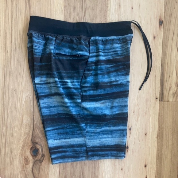 LULULEMON T.H.E. Short 9" Linerless - Picture 3 of 6